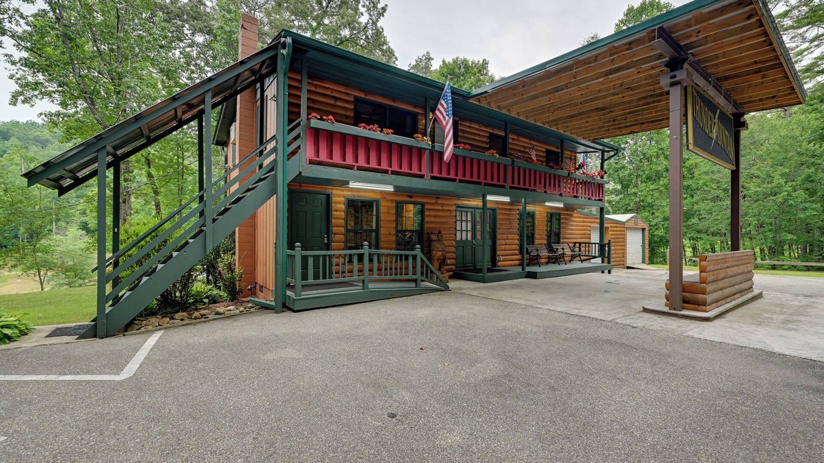 Robbinsville Cabin | Robbinsville Apt in Converted Gas Station
