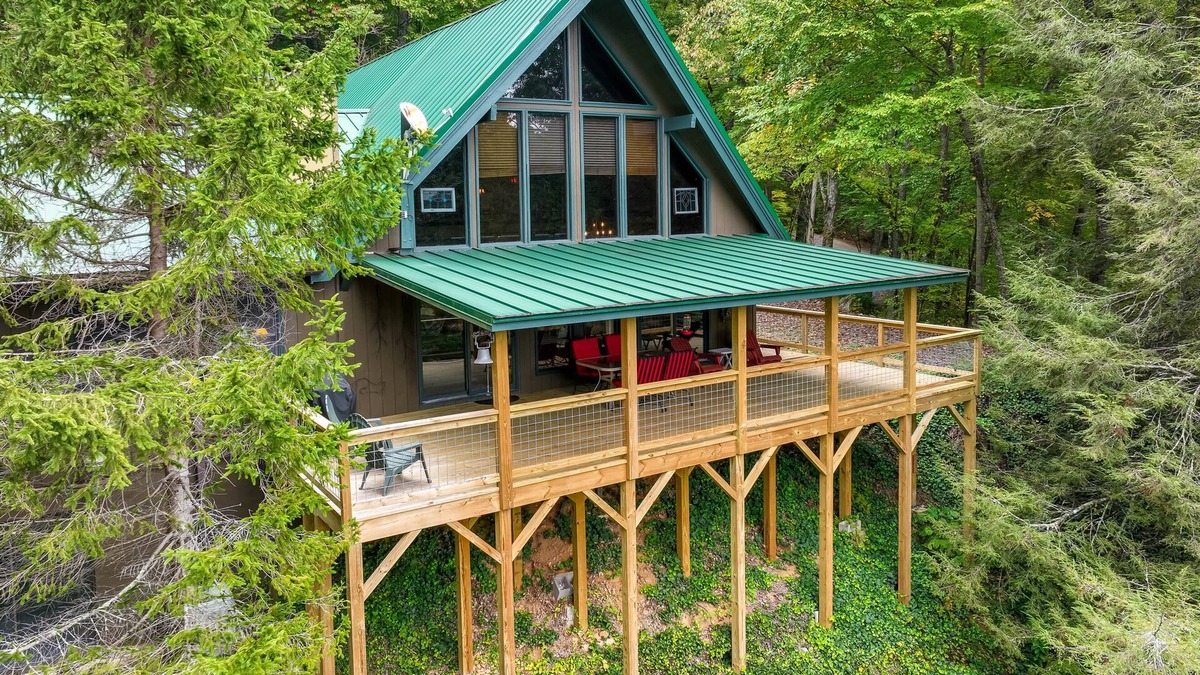 Robbinsville Cabin | Robbinsville Vacation Rental w/Covered Balcony