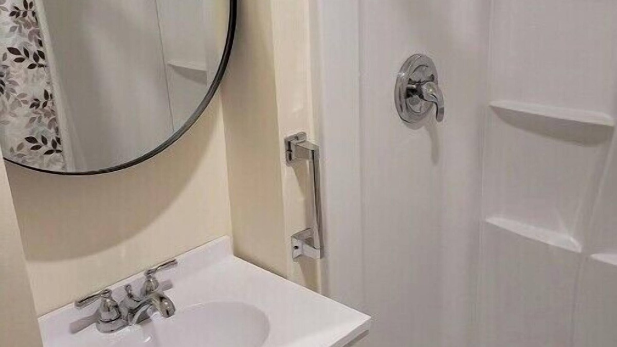 East Haven Rutland County Apartment | Roberts ave. Immaculate Rental For Nurses Apt C