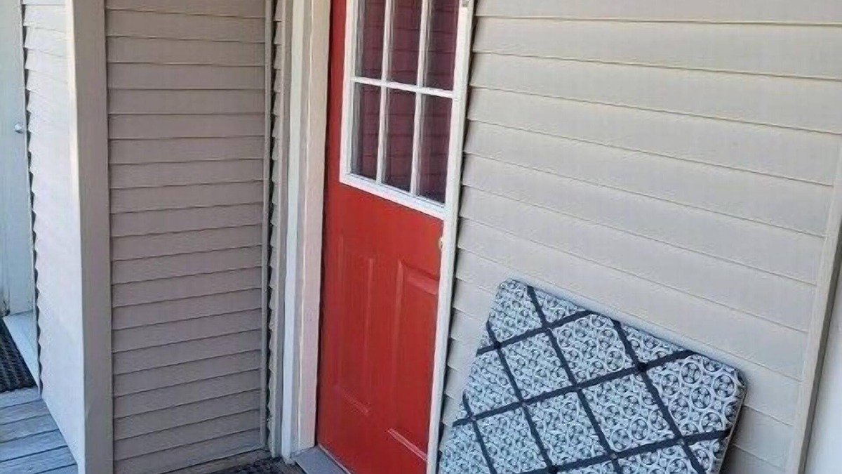 East Haven  Rutland County Apartment | Roberts ave. Immaculate Rental For Nurses Apt D