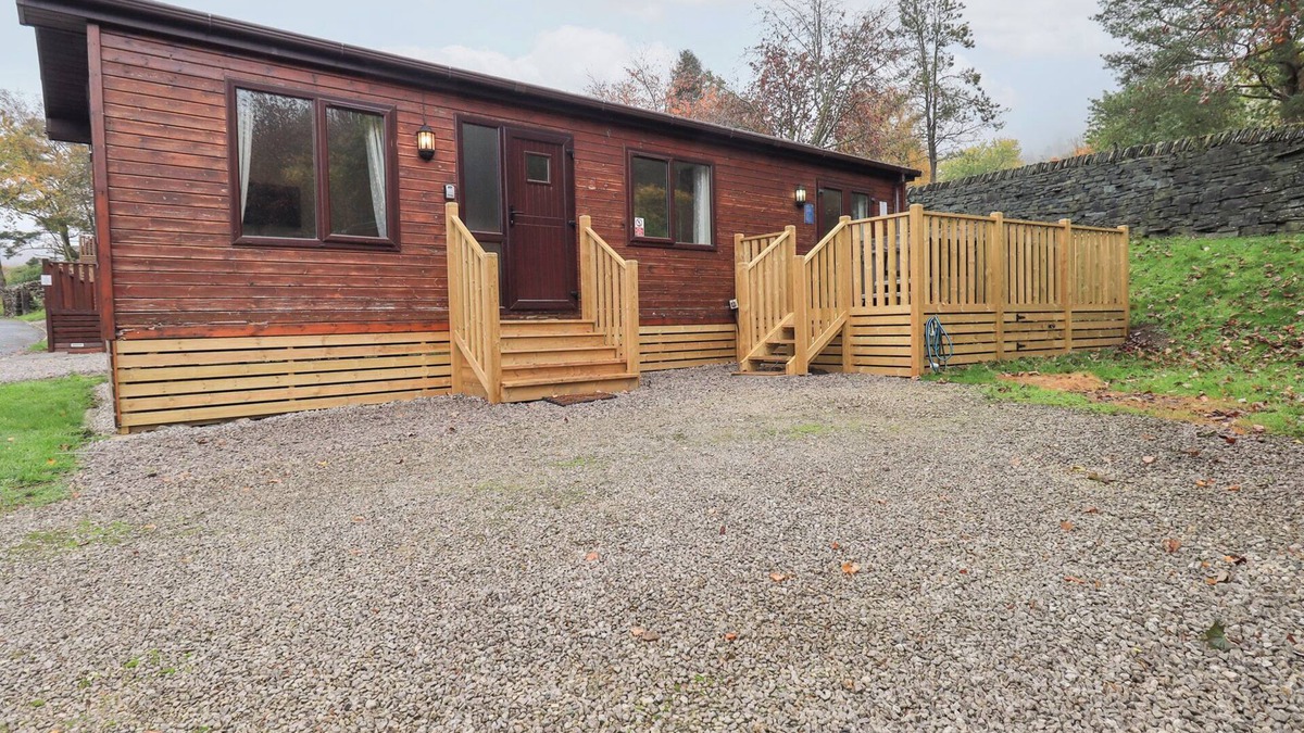 Troutbeck Cottage | ROBIN VIEW LODGE, pet friendly, with hot tub in Windermere