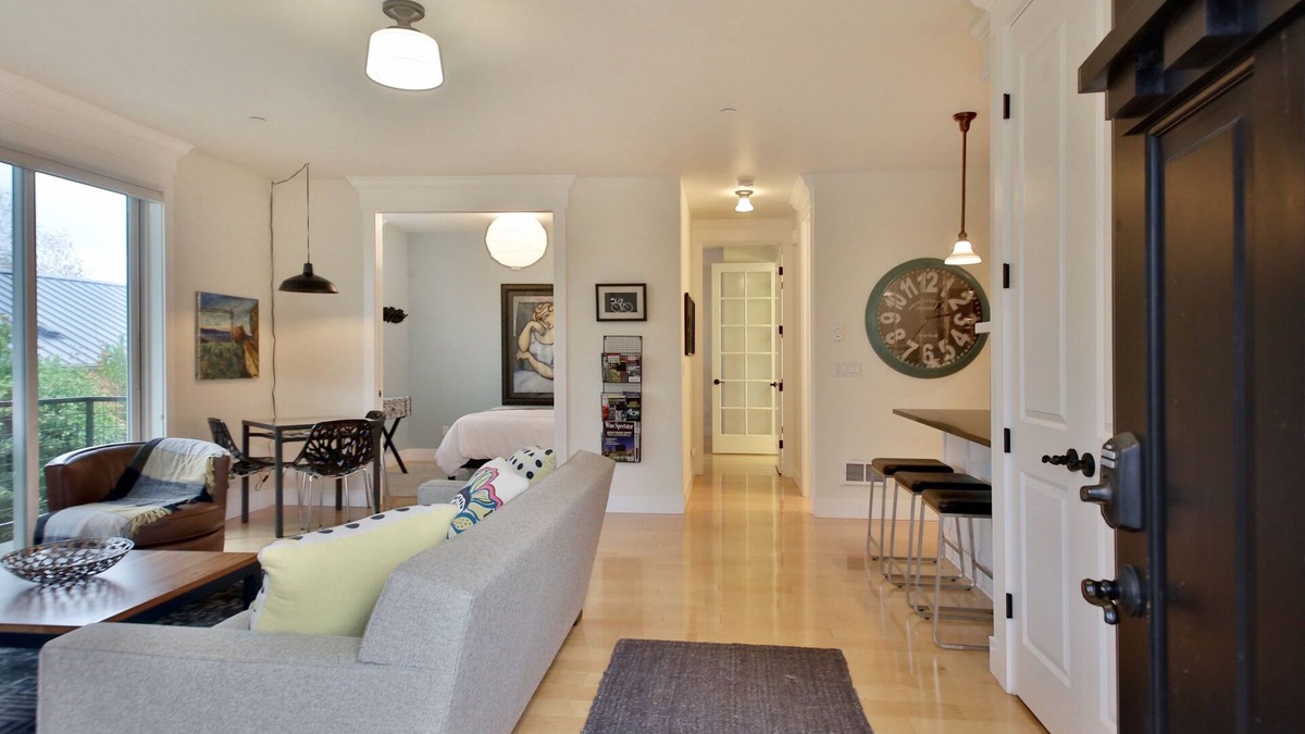 Langley Condo | Robins Nest Langley-Modern Condo In Downtown Langley