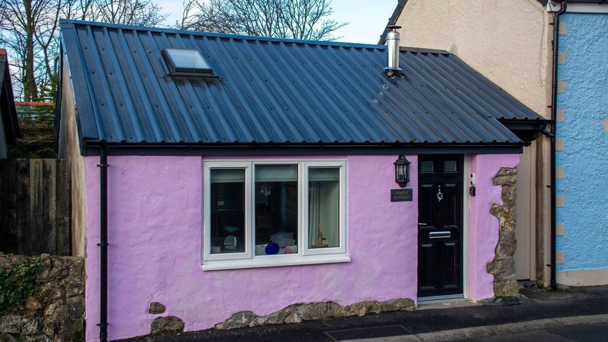 Brynsiencyn Cottage | Robyns Retreat - sleeps 3 guests in 1 bedroom