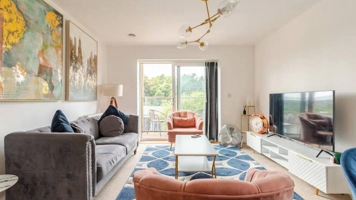 Wainscot Apartment | Rochester - 2 Bed - Sleeps 4 - Balcony - Parking