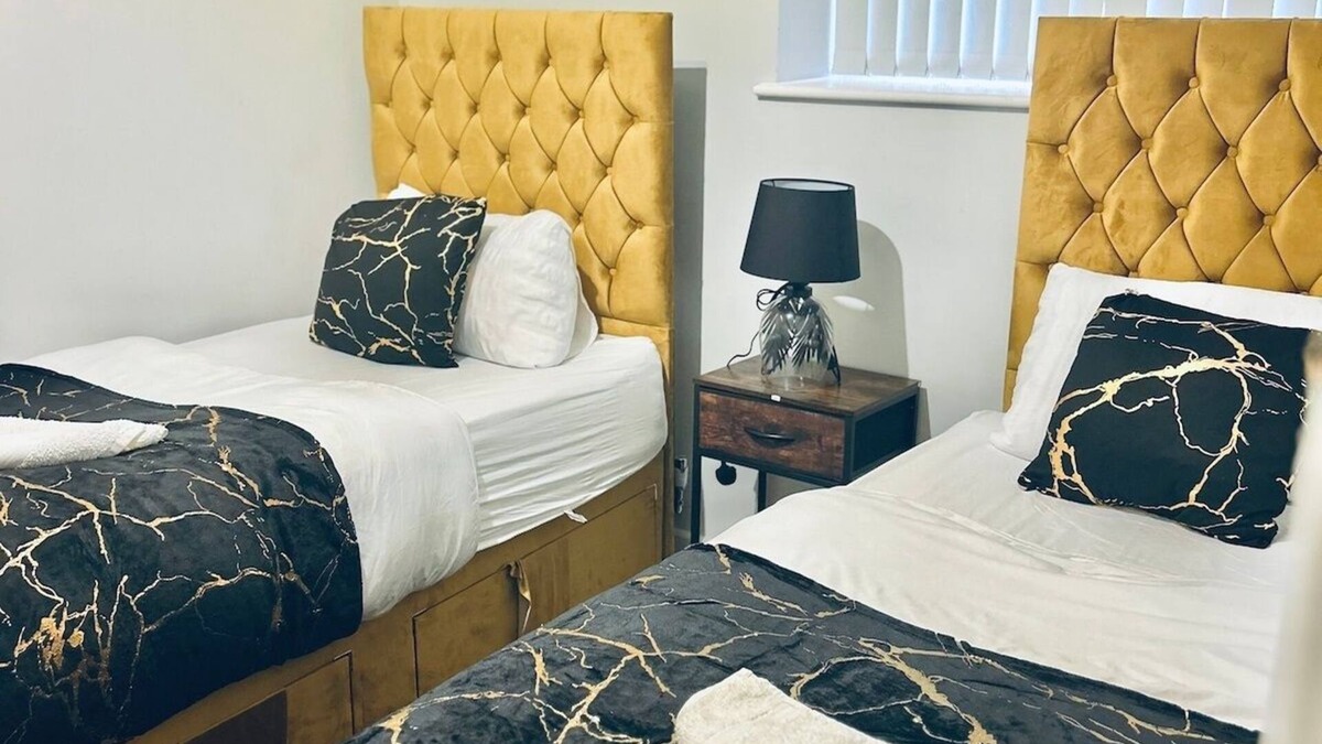 Wainscot Apartment | Rochester Castle Luxury 2BR Flats
