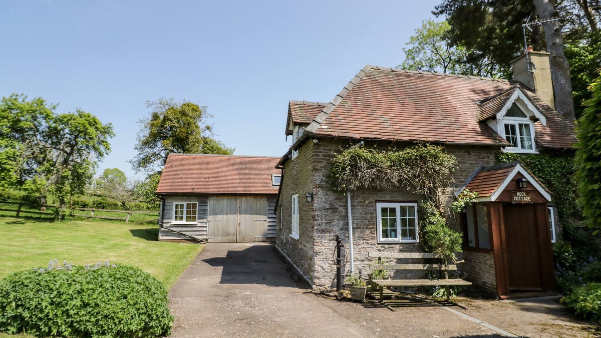 Little Cowarne Cottage | ROCK COTTAGE, pet friendly, with open fire in Tenbury Wells