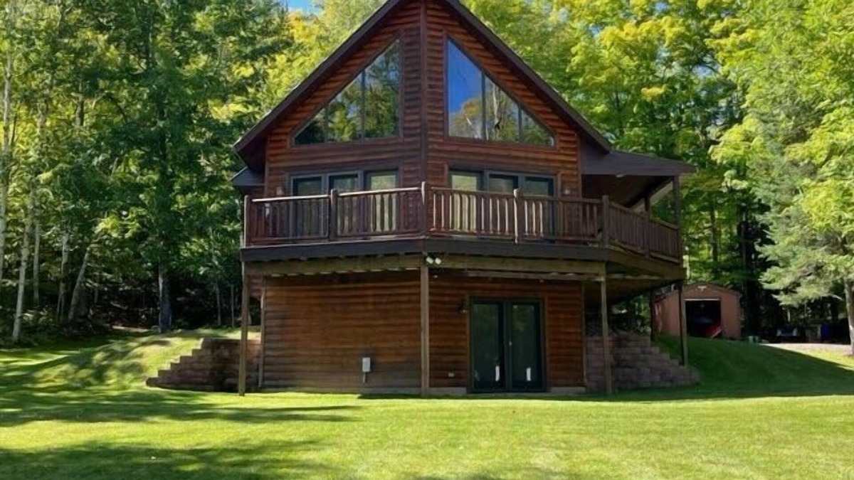 Loretto House | Rock Lake Retreat: A Cozy Lakeside Getaway Wrapped in Autumn Beauty