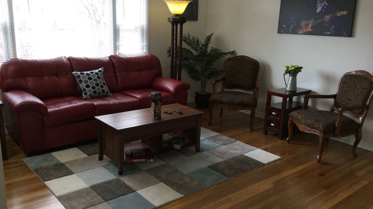 Racine House | Rock 'n Roll! Professionally Cleaned, Self Check In - Sleeps 8