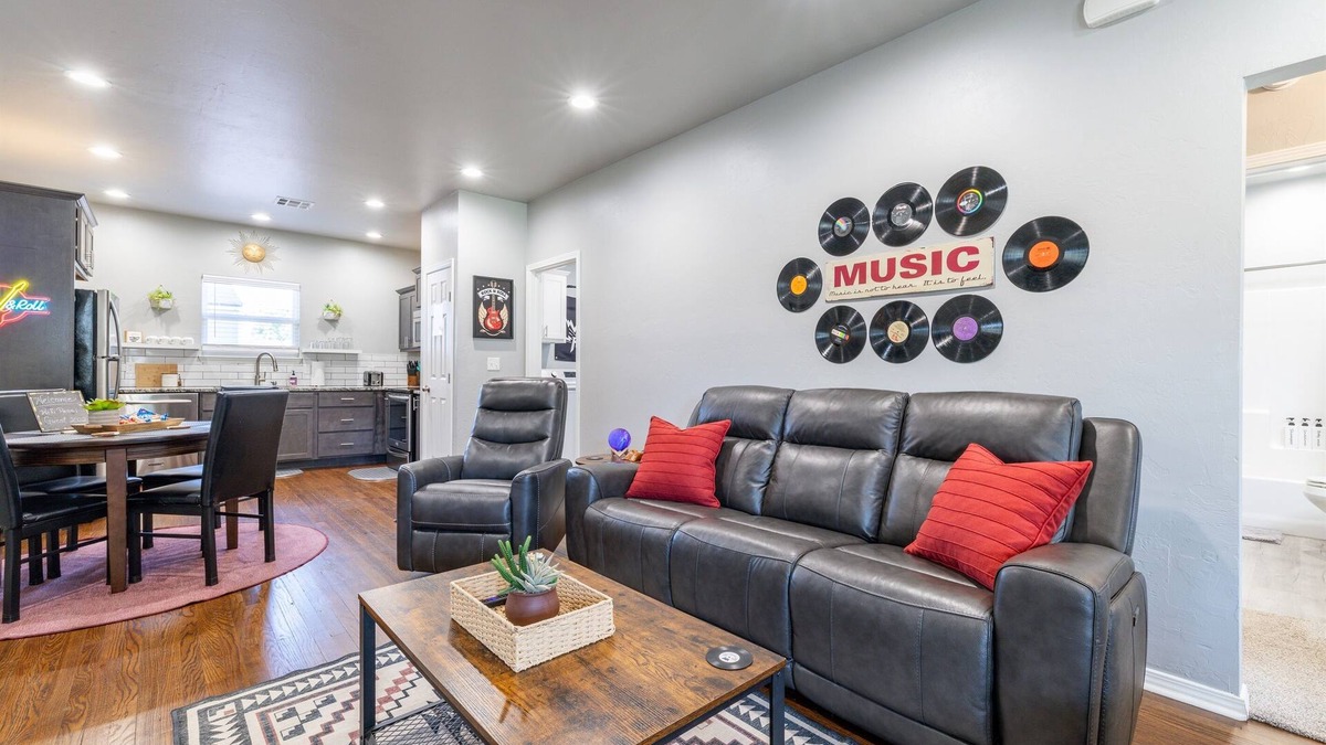 Chickasha House | Rock & Roll Chickasha | Fiber | TV | W/D | Parking