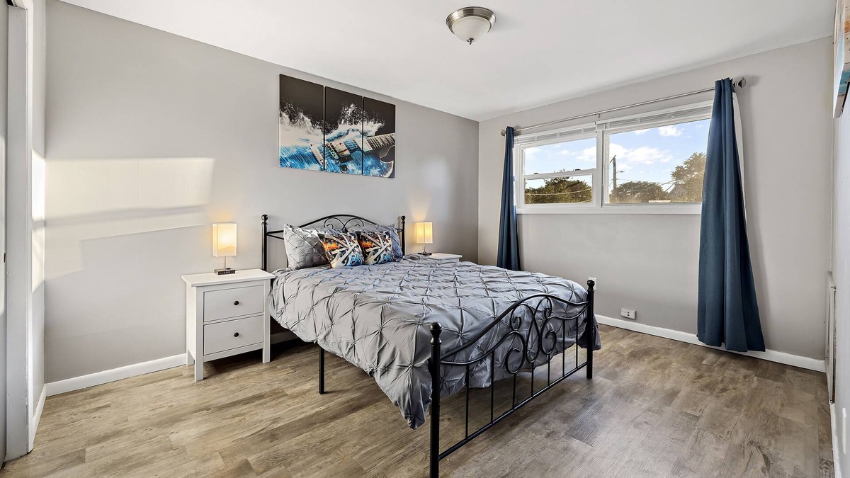 Aurora Condo | Rock&Roll-Theme Apt 65"TV/WiFi/FreeParking/Close to Aurora downtown area