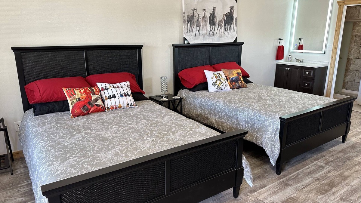 Johnson City Cabin | Rockin’ Pony Silver Dollar Winery Hill Countryn2 Queen Beds! Winery & Bistro