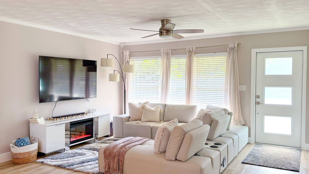 Driftwood House | Rockstar Hideaway Entire Home 2BR + Office Space - Guest Room & Outdoor Patio