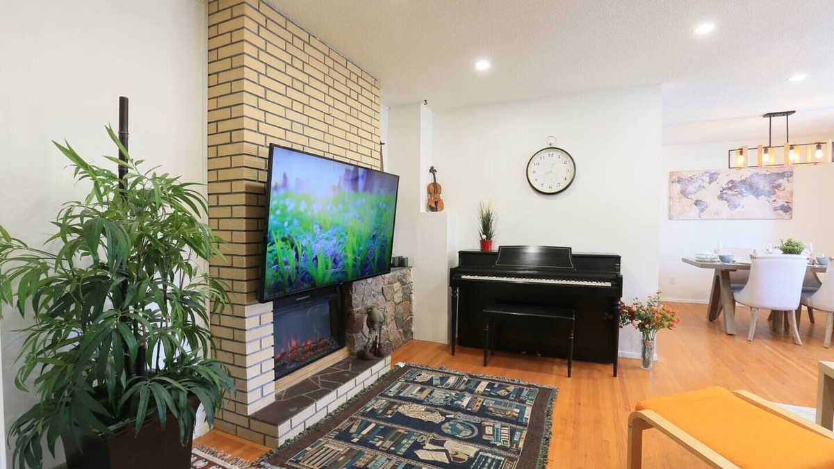 Brentwood House | Rocky Mtn Escape-6 bdrm, near shops, dining, UofC