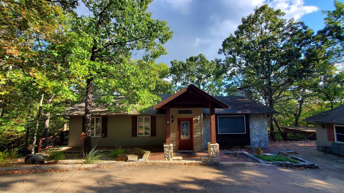Garfield House | ROCKY RIDGE - Lakefront 5 bdrms, 4 baths, lake views and easy walk to the water!