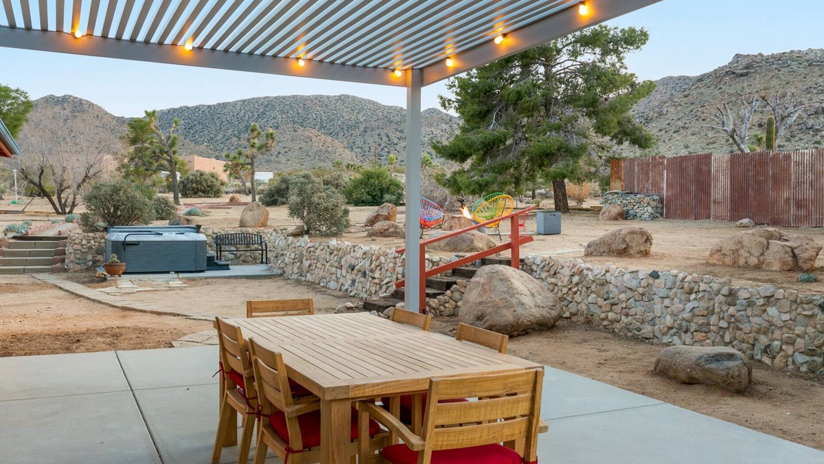Joshua Tree Highlands House | 🌵 Rocky Ridge Retreat - Cozy & Colorful Home in Joshua Tree w/Hot Tub, Fire Pit & BBQ 🌵