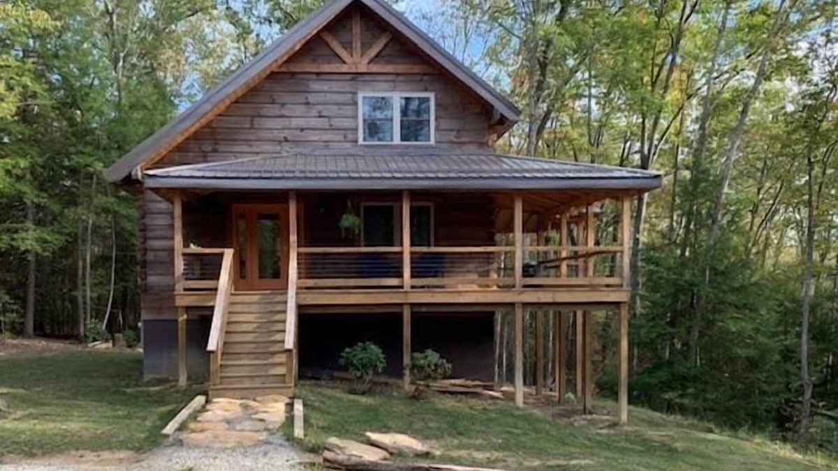 Lansing Cabin | Rocky Top Retreat-Fall Specials Message Us Near AOTG