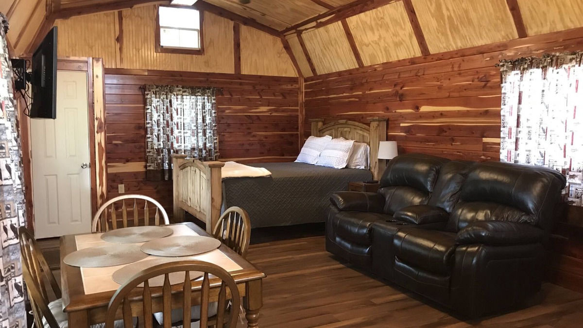 Hughes County Cabin | Rocky Top Winery Beautiful Rustic Cedar Cabin