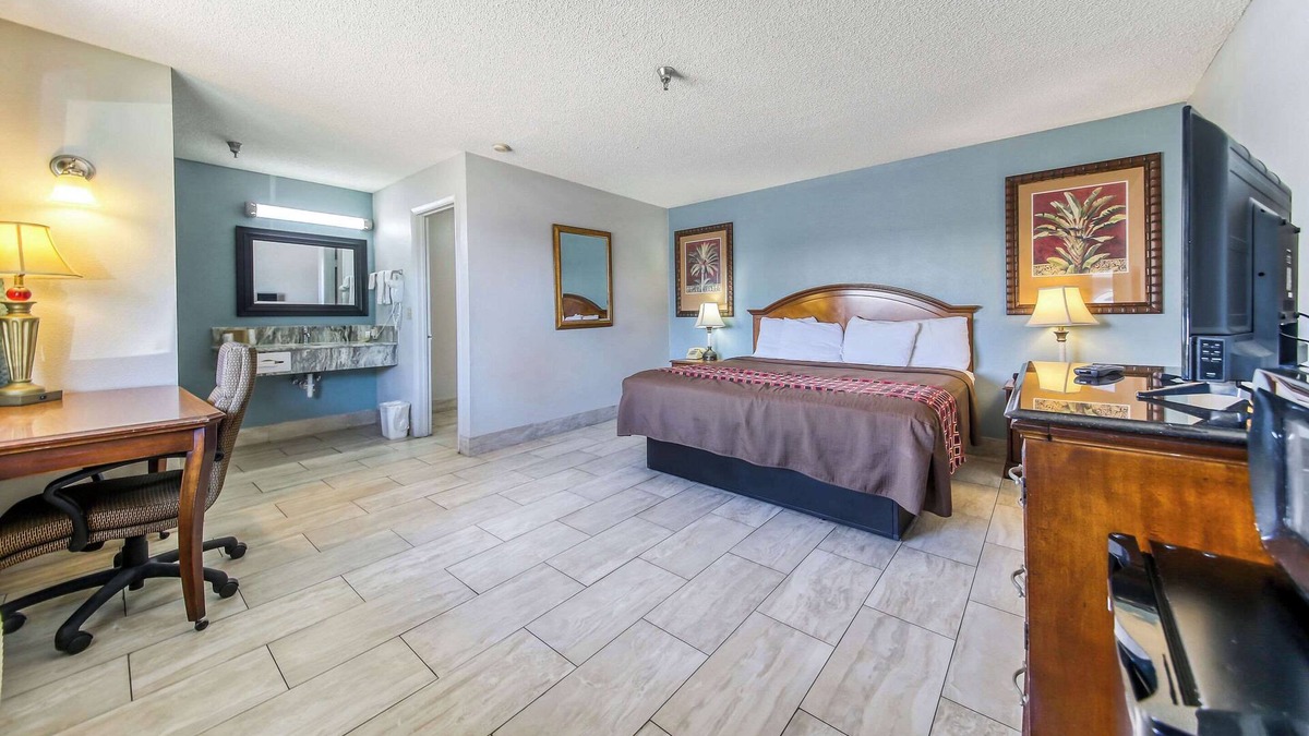 Haines City Hotel | Rodeway Inn And Suites