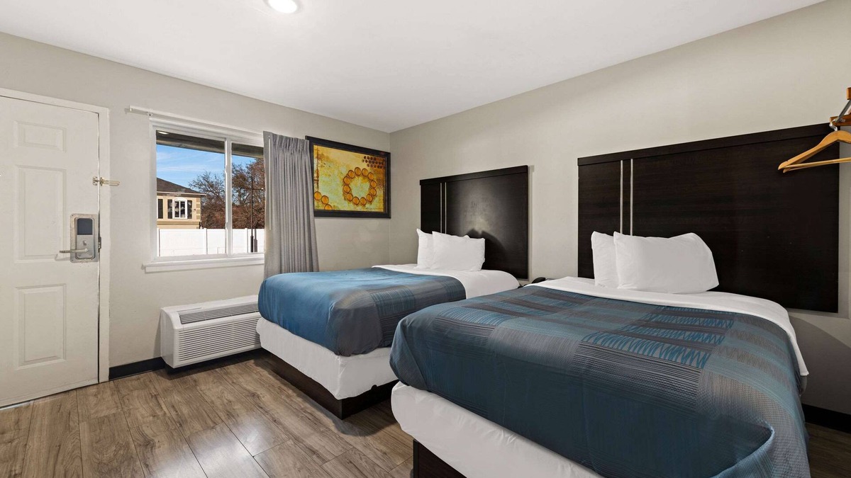 East Forest Hotel | Rodeway Inn Charlotte Independence Blvd.