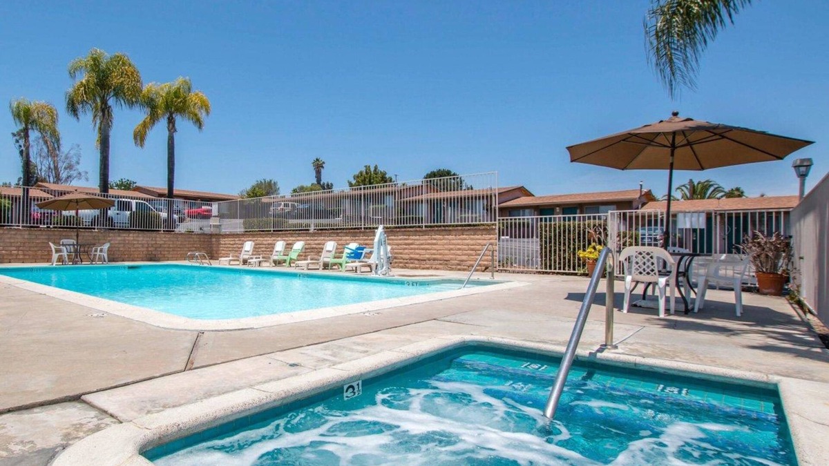 Fallbrook Hotel | Rodeway Inn Fallbrook Downtown