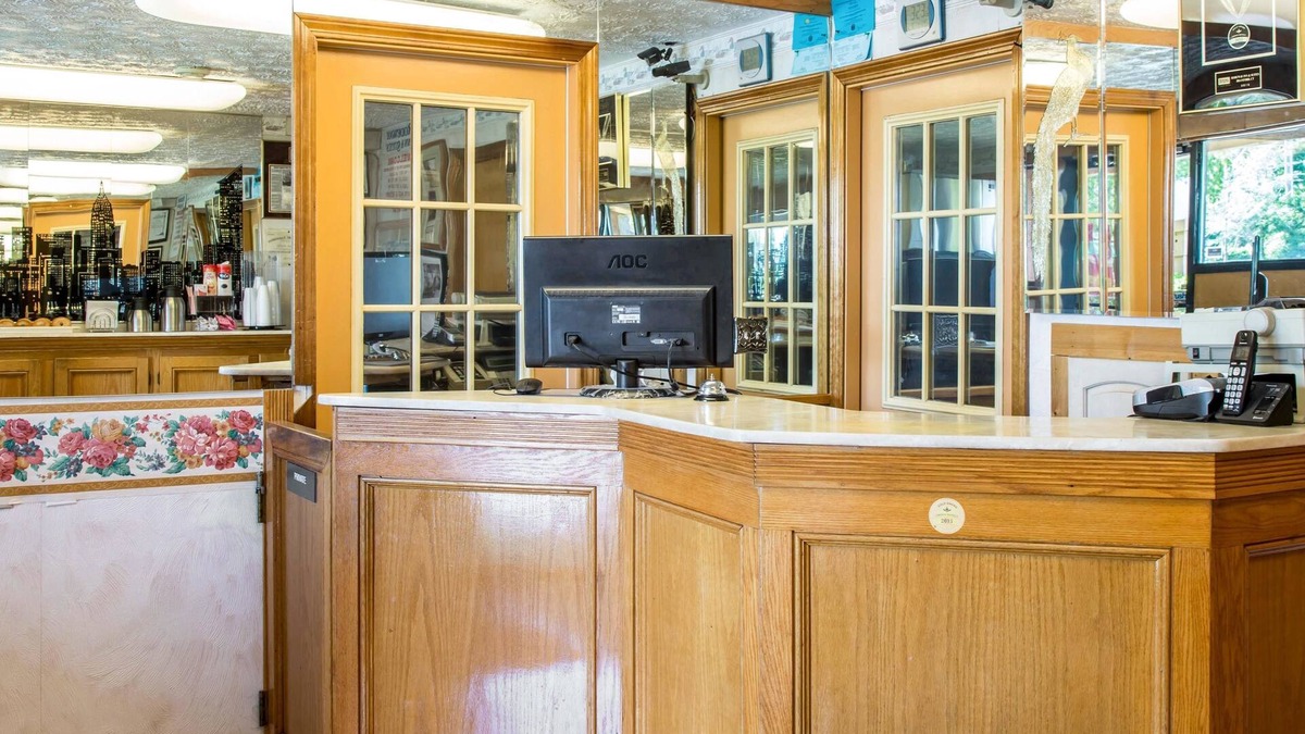 Branford Hotel | Rodeway Inn & Suites Branford - Guilford