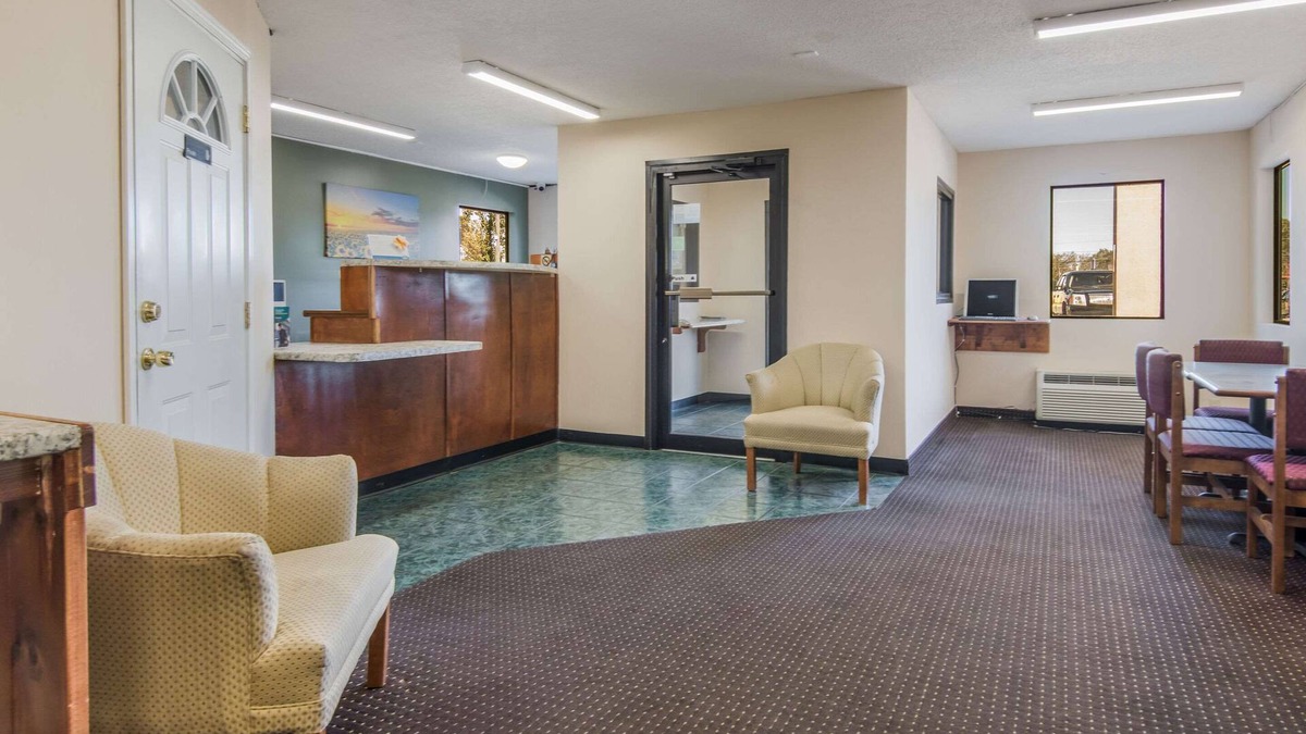 East Dublin Hotel | Rodeway Inn & Suites