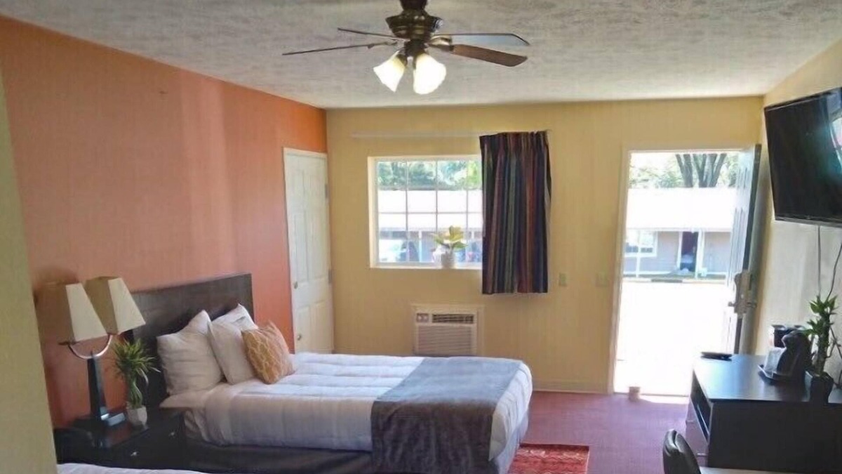 Berryville Hotel | Rodeway Inn