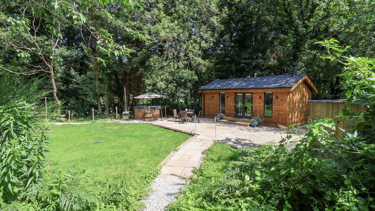 Aislaby Cottage | ROE DEER LODGE, pet friendly, luxury holiday cottage in Sleights
