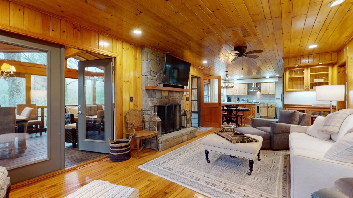 Highlands Hills Cabin | Rolling Acres Bungalow | Screened Deck & Separate Downstairs Studio
