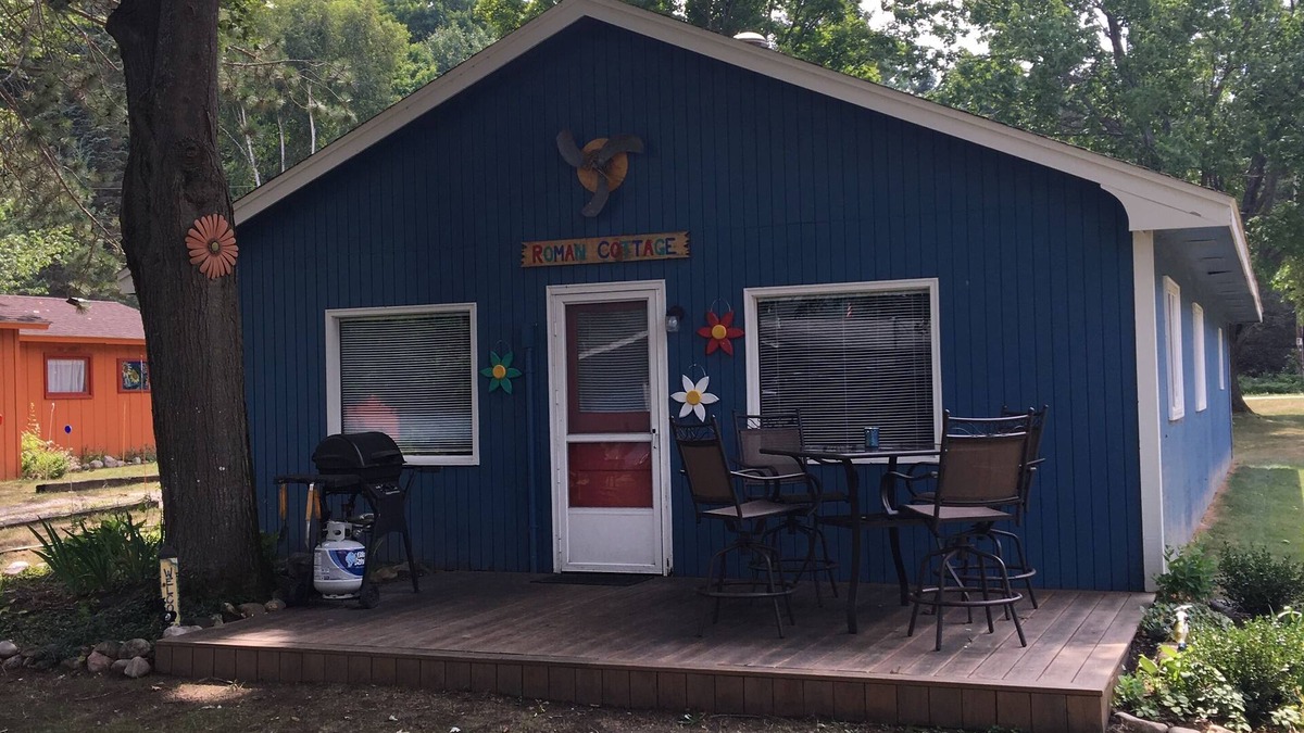 Central Lake Cottage | Roman Cottage on Intermediate Lake
