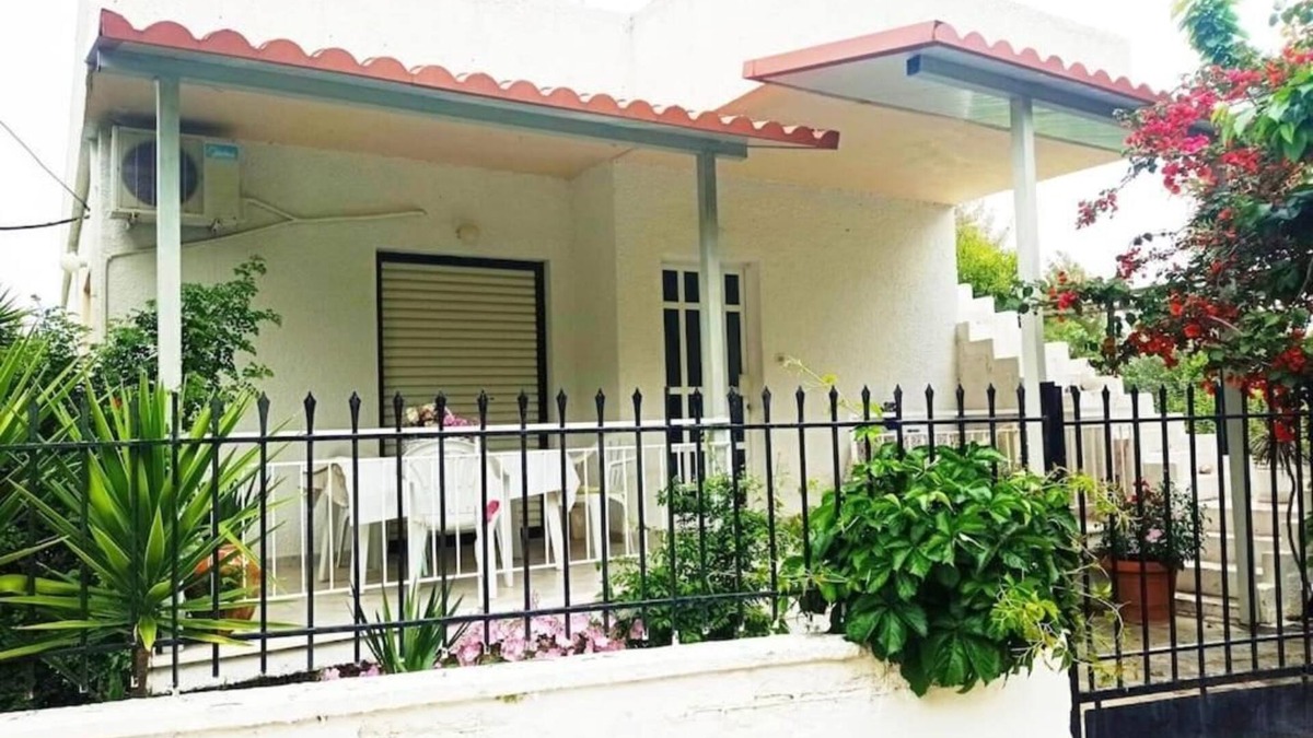 Oropos House | Romantic Greek villa 150 m from the beach
