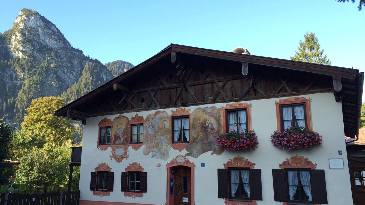 Oberammergau Apartment | romantic apartment "Himmelblau": recreation in the historic Mussldomahaus