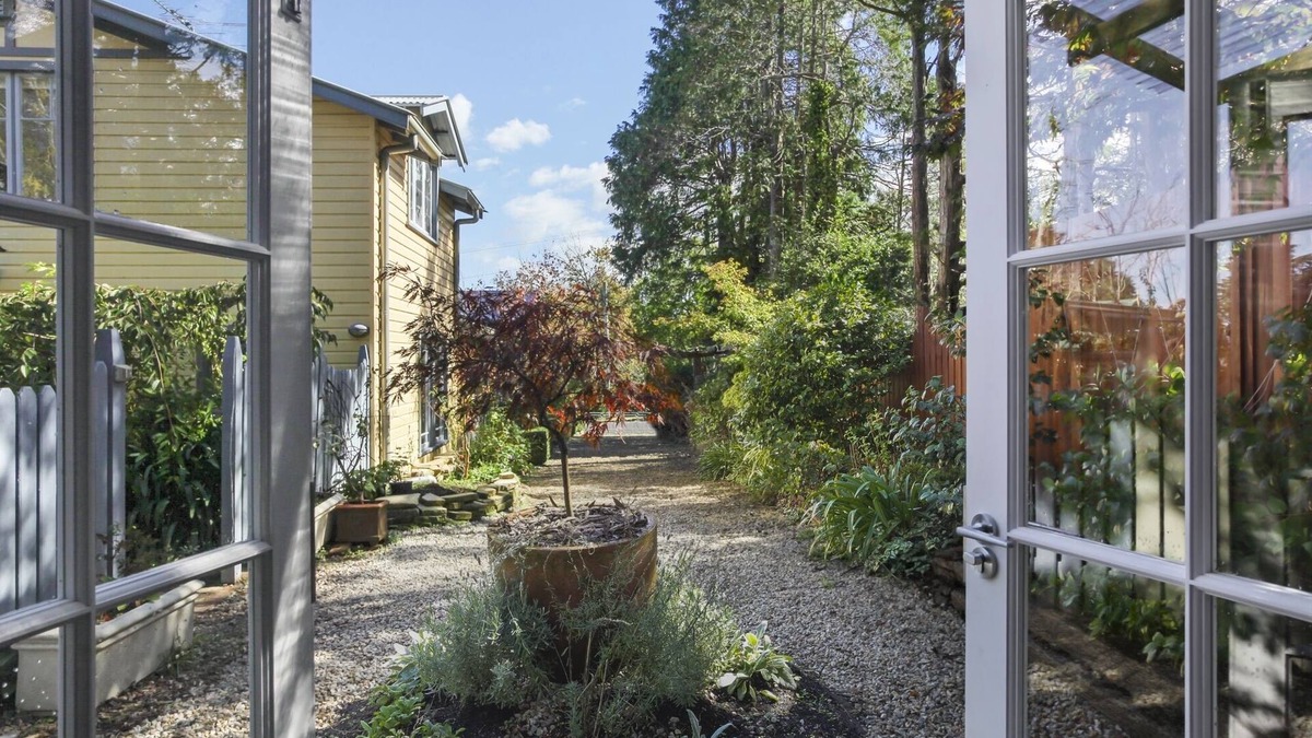 Leura Cottage | Romantic Bloom Cottage 300m to Mall, wood fire SPRING SPECIAL midweek rates