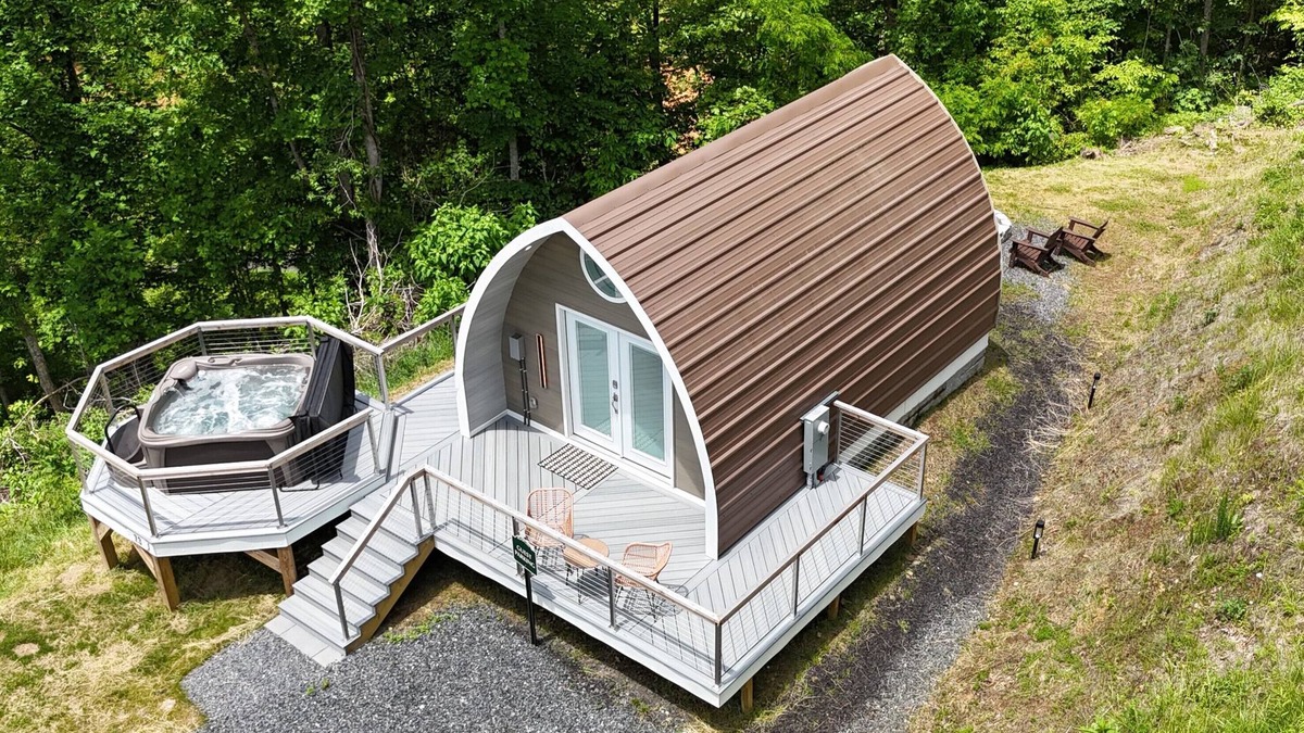 Bakersville Cabin | Romantic Blue Ridge Mountain cabin nature, view & modern with hot tub