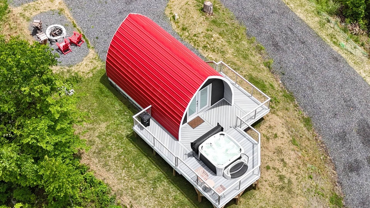 Bakersville Cabin | Romantic Blue Ridge Mountain cabin with hot tub, view and fire pit - Red