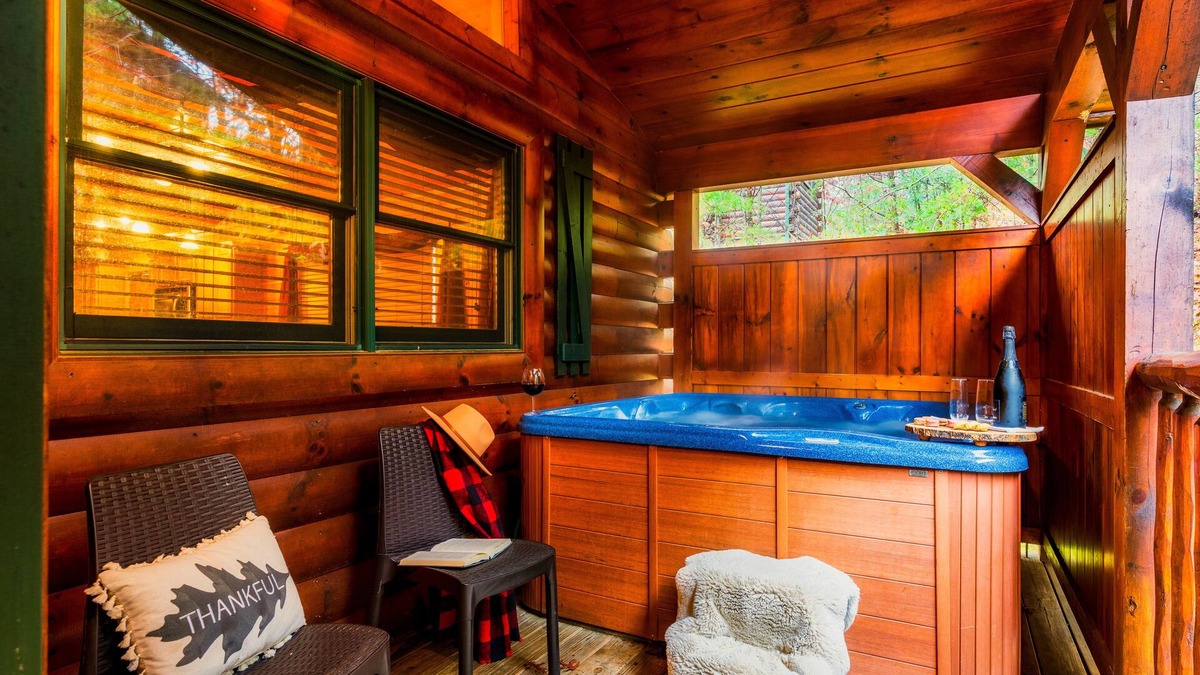 Hemlock Hills Cabin | Romantic Cabin ❤ Private Hot Tub 🐻 Pool Table 🏔 Heart-shaped Jacuzzi🍁