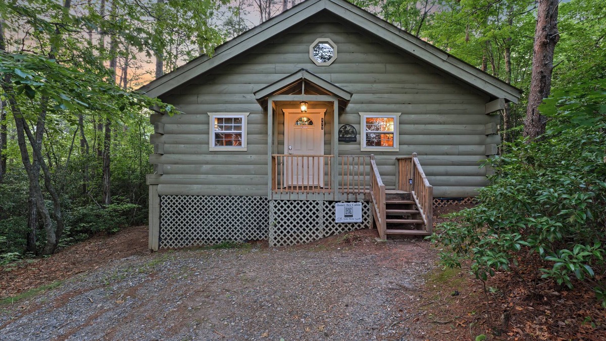 Sautee Nacoochee Cabin | Romantic Cabin near Helen | Hot Tub | Fireplace