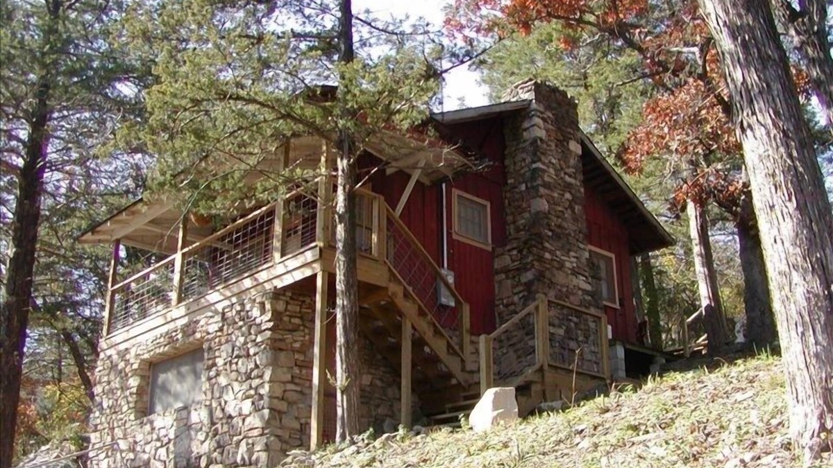 Branson Cabin | Romantic Cabin with Jetted Tub! Minutes to Branson Landing and 76 Strip