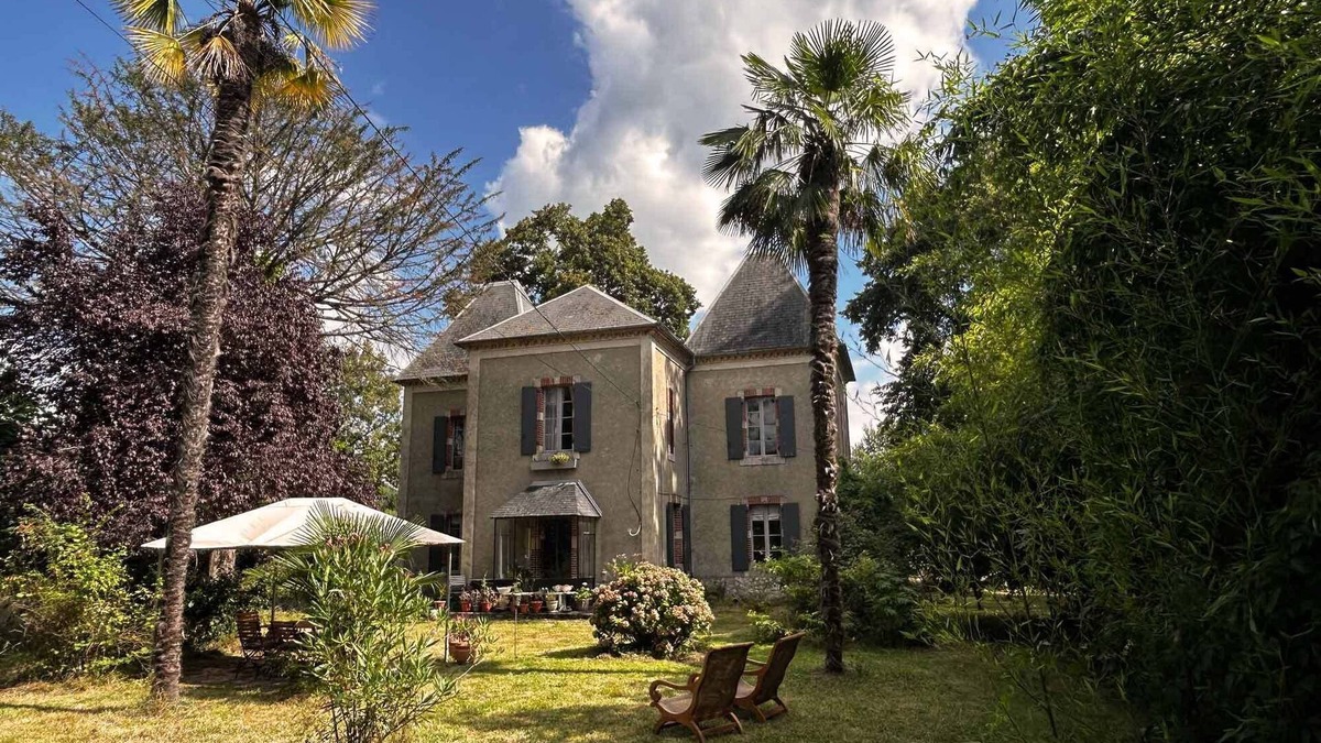 Barbachen House | Romantic Château Lestéous with a large park and views of the Pyrenees
