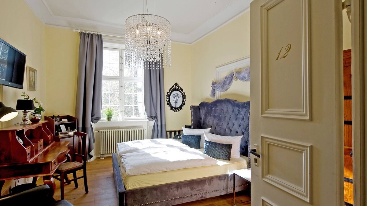 Gedern Apartment | Romantic comfy room in the castle hotel