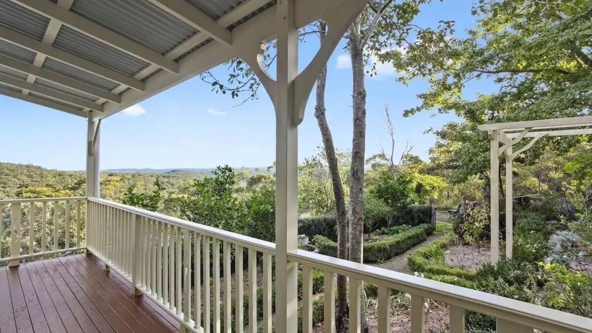 Hazelbrook Cabin | Romantic Cottage in the Blue Mountains with Valley Views