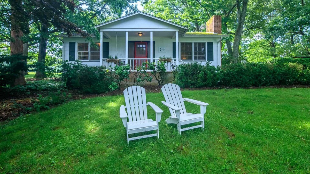 Hendersonville Cottage | Romantic Country Cottage With Modern Ammenities