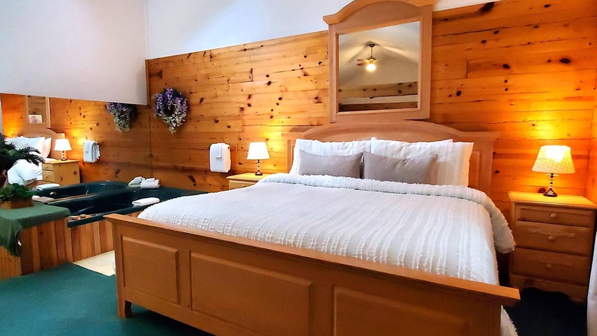 Eureka Springs Cabin | Romantic, country cabin for two with oversize jetted tub