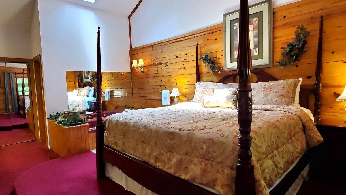 Eureka Springs Cabin | Romantic, country cabin for two with oversize jetted tub