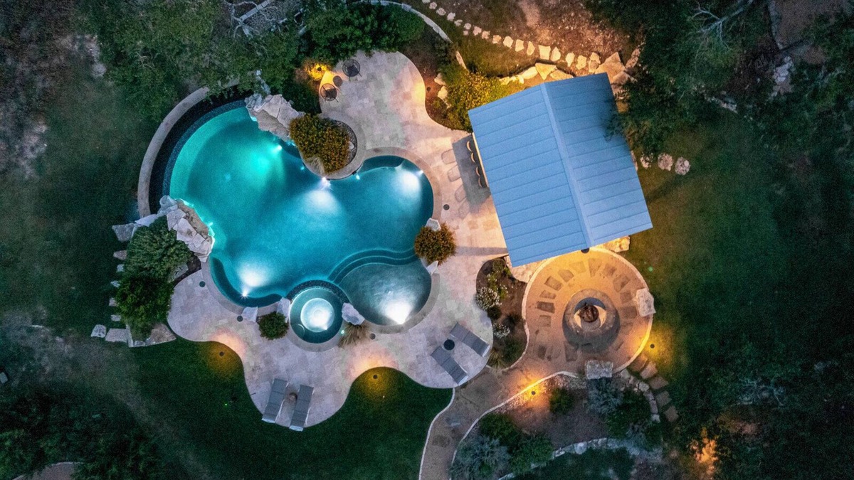 Driftwood House | Romantic Couples Getaway with Pool Access and Modern Retreat