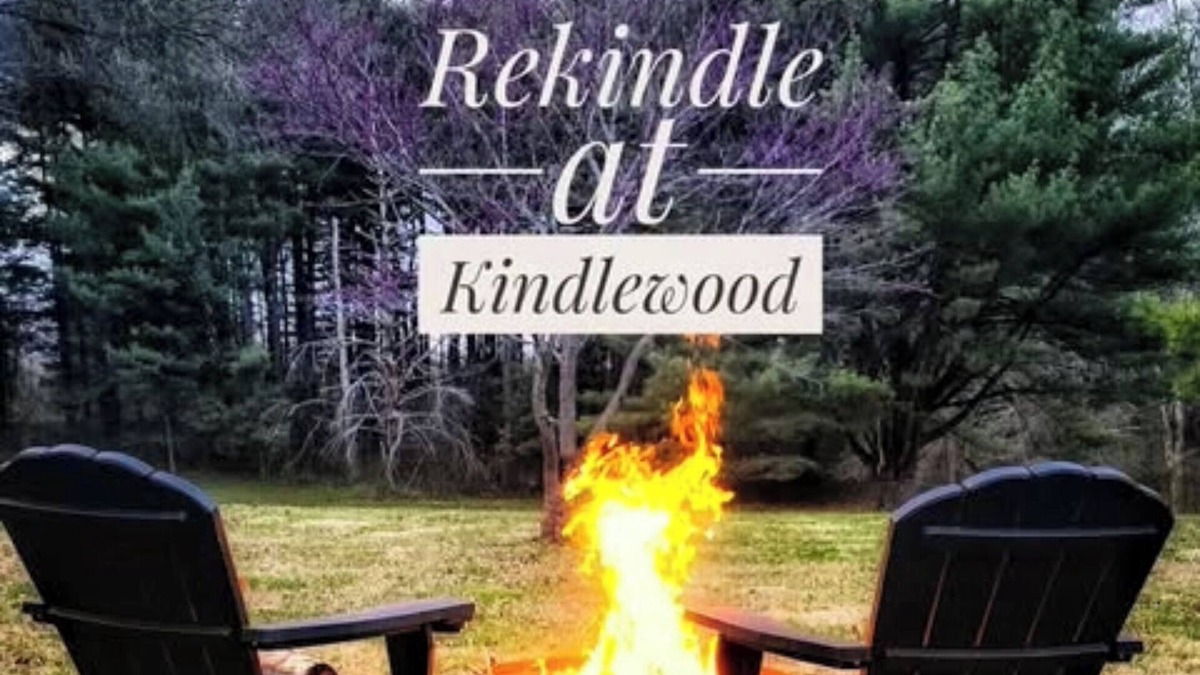 Bluford House | Romantic couples getaway in awesome Bluford with WiFi, Fireplace, and Game Room
