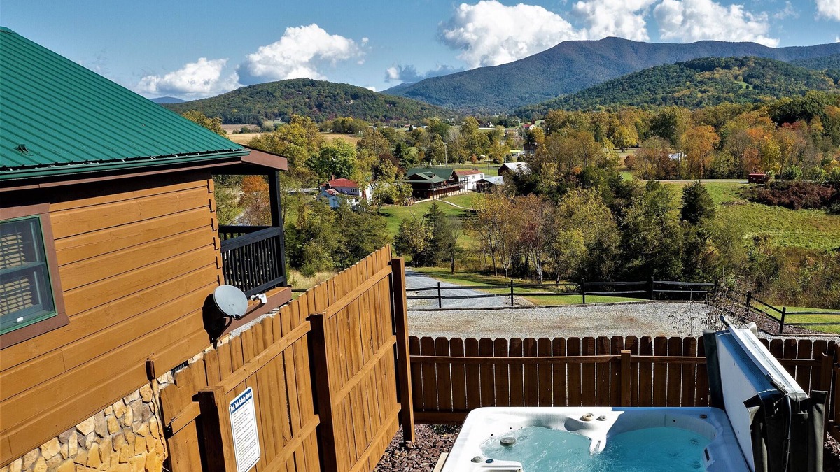 Stanley Cabin | ROMANTIC Couples Log Cabin #9 Escape Hot Tub Fireplace Mountain Views LURAY