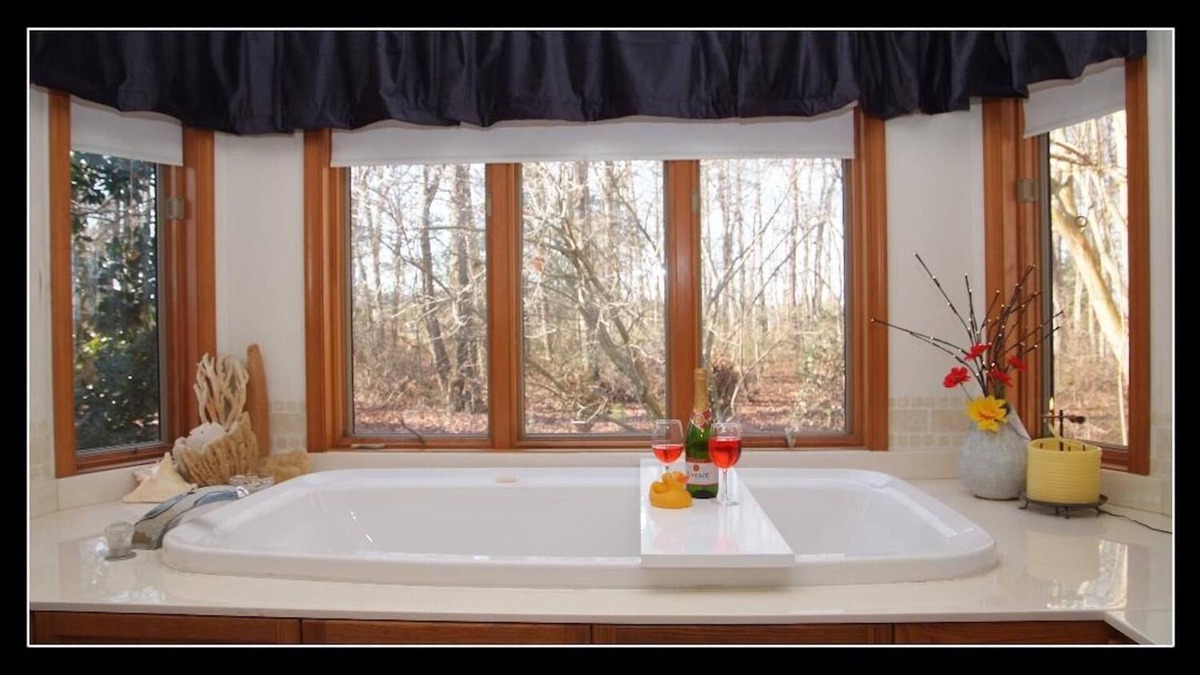 Greenwood Apartment | Romantic Couples Suite in Nature Retreat Setting; day trip to beach!