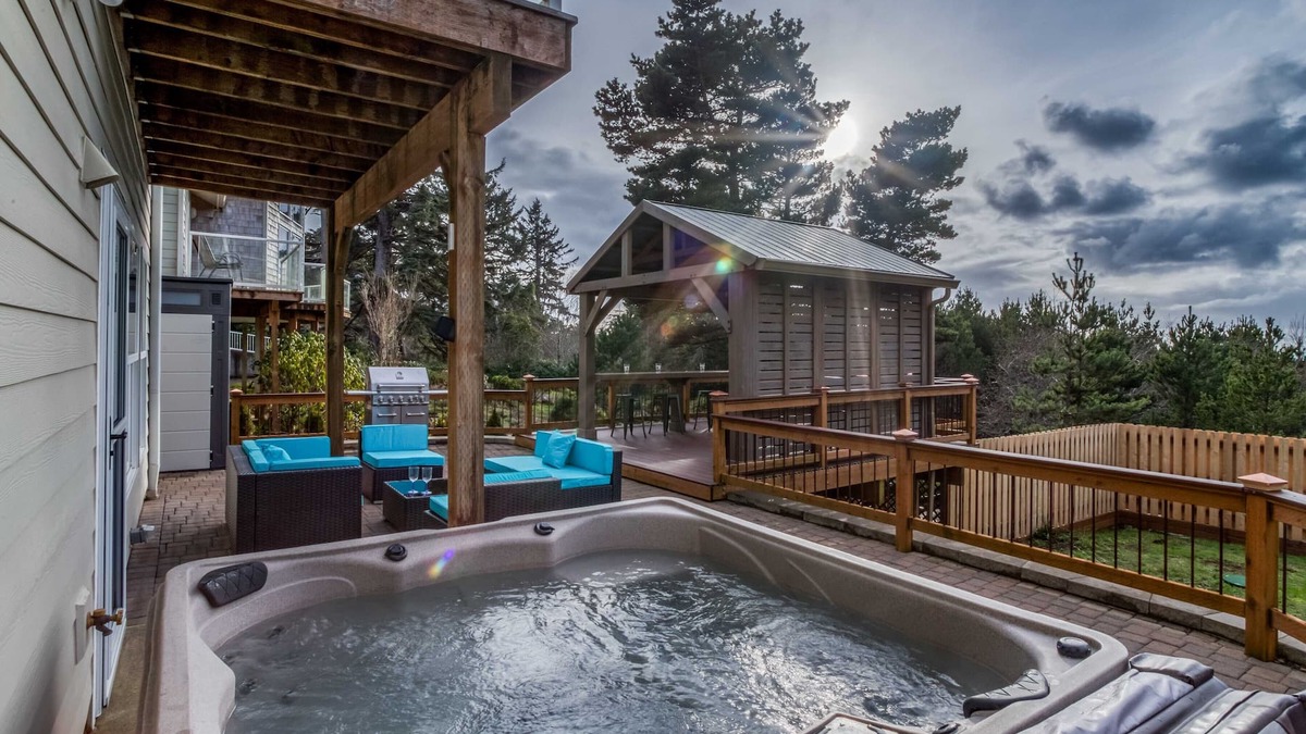 Seal Rock Apartment | Romantic Cutie in Seal Rock with Kitchenette, Gazebo, BBQ, Firepit, and Hot Tub!