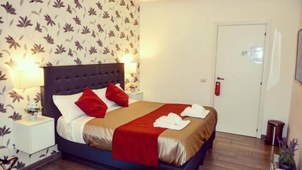 San Giovanni House | RomAntic Dreams Guest House: Double/Double Room with Single Beds